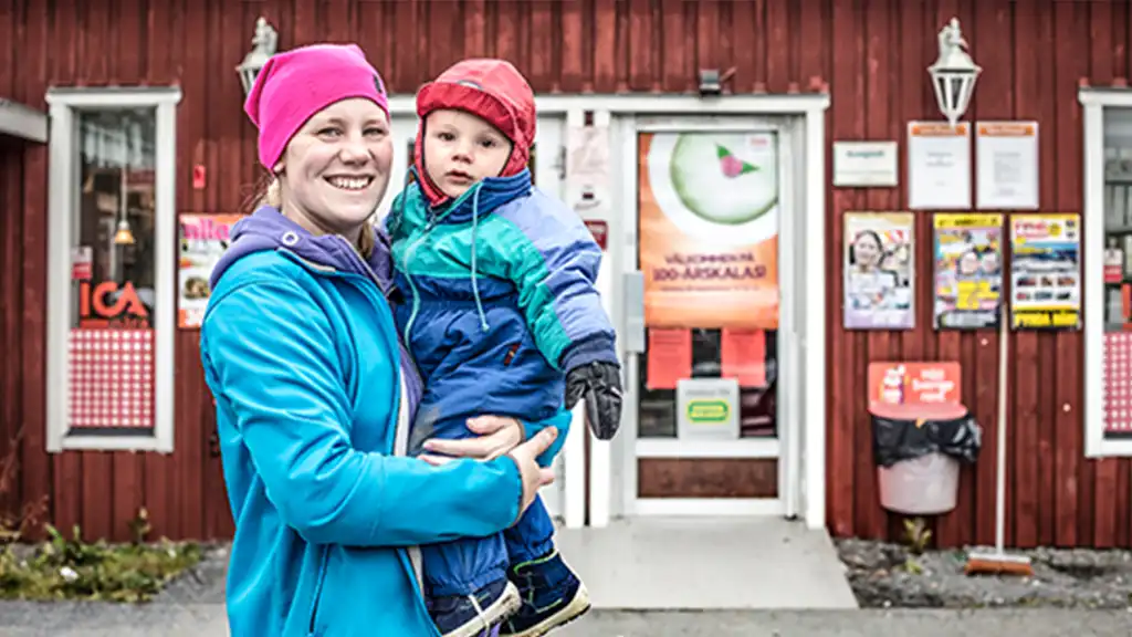 mor och barn framför butik