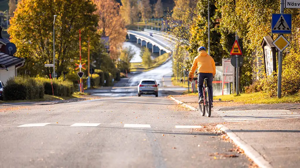 man som cyklar