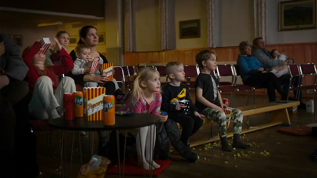 barn tittar på film i biograf