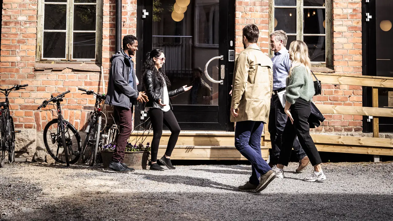 Konferensgrupp utanför tegelbyggnad
